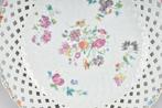 Schotel - A CHINESE FAMILLE ROSE LINGLONG / RETICULATED DISH, Antiek en Kunst