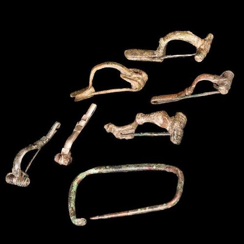 Oud-Romeins Groep van zeven bronzen broches van diverse, Antiek en Kunst, Antiek | Overige Antiek