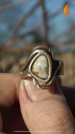 Bronzen opaal ring met Australische opaal, Verzamelen, Mineralen en Fossielen, Verzenden, Mineraal