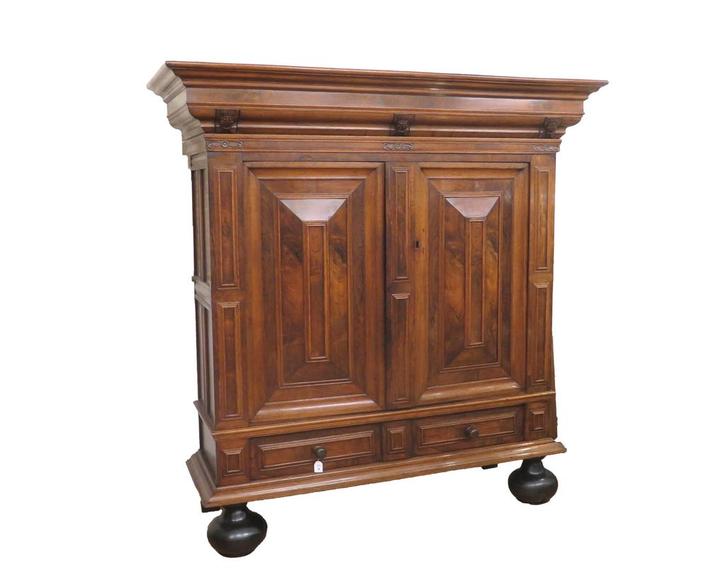 Een houten kussenkast, Holland, 18e eeuw, Antiek en Kunst, Antiek | Meubels | Kasten