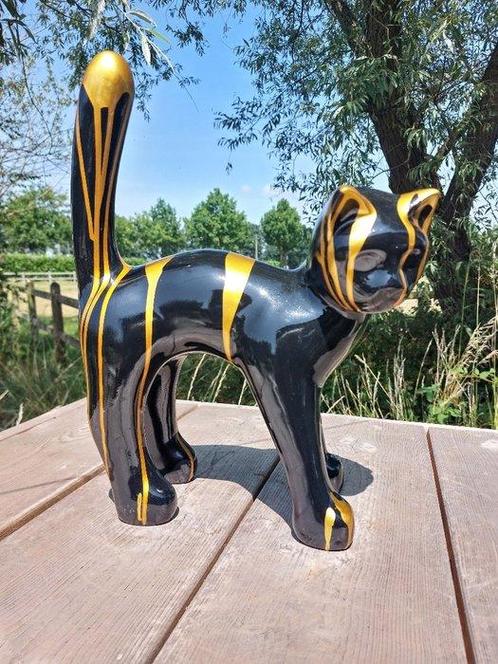 Beeld, garden statue cat color black with gold paint color -, Antiek en Kunst, Curiosa en Brocante