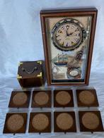 Maritieme objecten - Vintage klok met vlaggen van