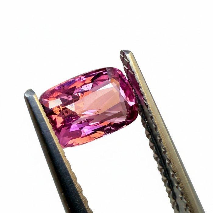 1 pcs Roze, Oranje Saffier - 1.03 ct - International, Sieraden, Tassen en Uiterlijk, Edelstenen