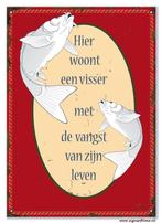 Wandbord: Hier woont een visser met de vangst van zijn leven, Huis en Inrichting, Woonaccessoires | Tekstborden en Spreuken, Verzenden