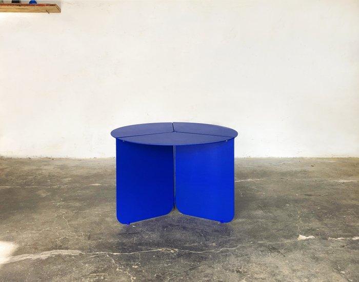 Matteo Giustozzi - Salontafel - 120 - ijzeren plaat - blauwe, Antiek en Kunst, Kunst | Designobjecten