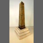 M.R. Arroyo - El obelisco de la memoria