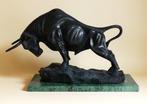 Figuur - Albast Beeld van Stier met Brons Finish en, Antiek en Kunst, Curiosa en Brocante