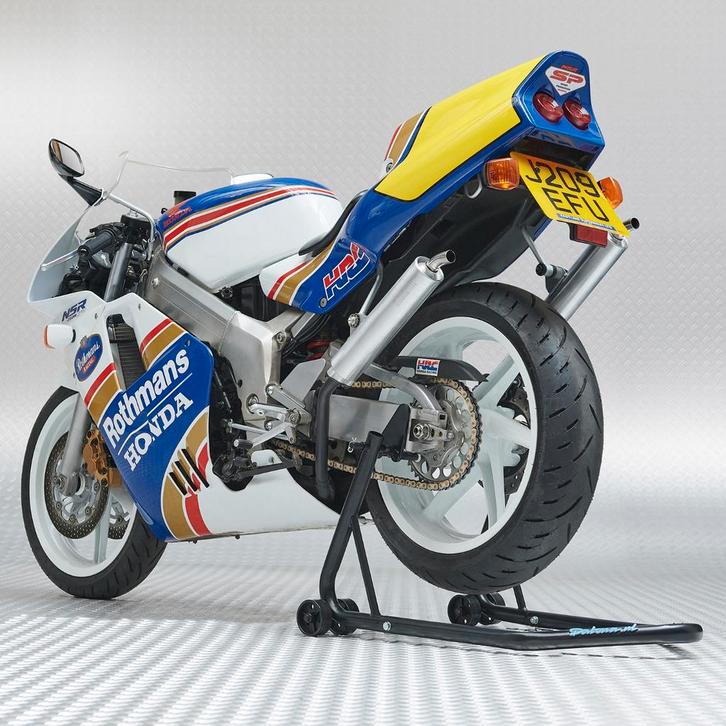 Datona Paddockstand universeel zwart + kettingspray - Datona, Motoren, Onderdelen | Merk-onafhankelijk, Nieuw, Ophalen of Verzenden