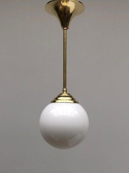 Plafondlamp - Opaline glas - Hanglamp van messing met een, Antiek en Kunst, Kunst | Designobjecten