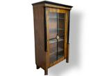 Vitrinekast - Wortelnotenhout - Biedermeier, zuilen., Antiek en Kunst
