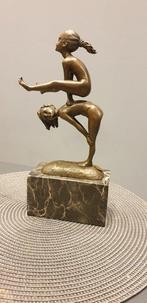 Beeld, Milo - Playing gymnastics girls - 29 cm - Gepatineerd, Antiek en Kunst