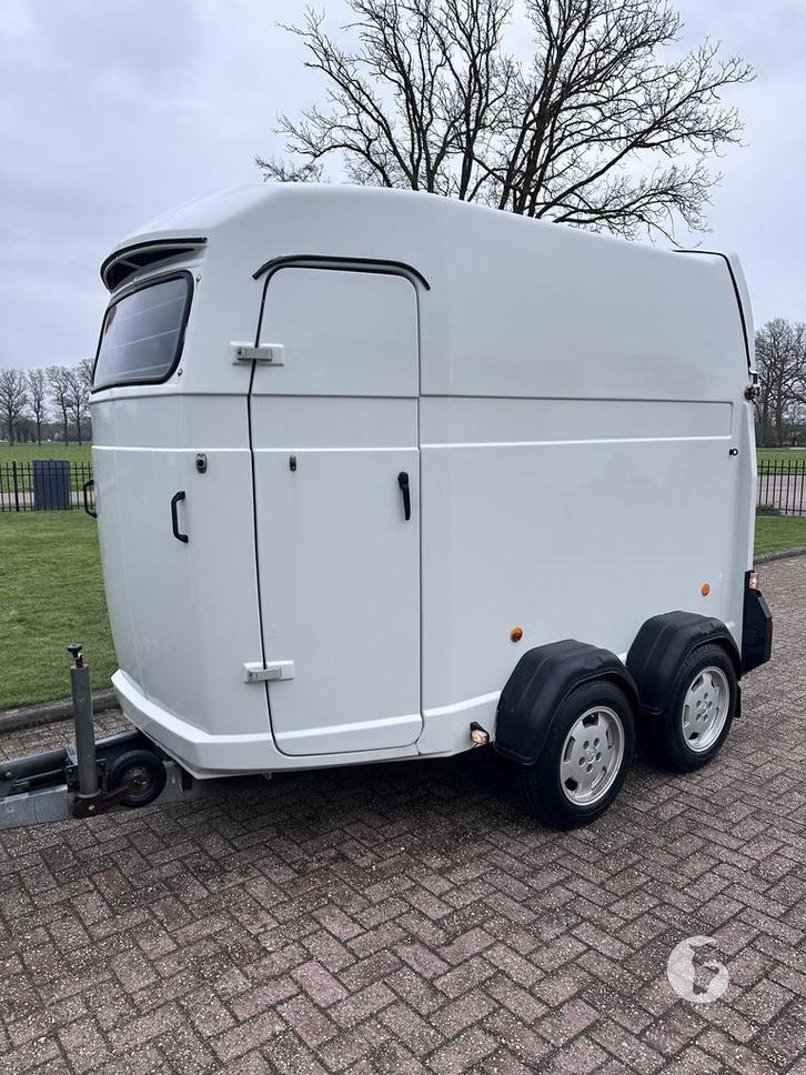 Mooie polyester Westfalia met alu bodem!, Dieren en Toebehoren, Paarden en Pony's | Trailers en Aanhangwagens, 2-paards trailer