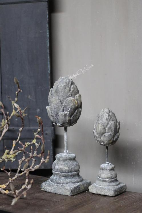 Grijze stenen Artisjok op voet 25 cm, Huis en Inrichting, Woonaccessoires | Overige, Nieuw, Ophalen of Verzenden
