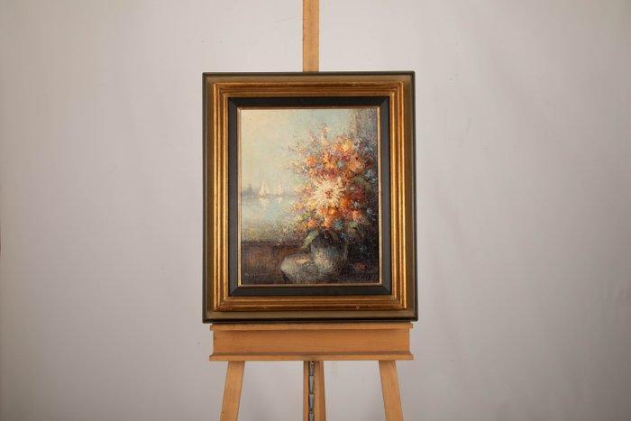 Gerard Nijland (1931-) - Bloemstilleven met zeilboten op de, Antiek en Kunst, Kunst | Schilderijen | Klassiek
