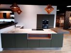Nolte showroom keuken–Olijf groen/eiken - Compleet, Nieuw, Groen, Hoekkeuken, Met kookeiland