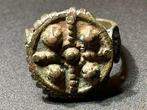 Middeleeuwen, kruisvaardersperiode Brons Massieve ring met, Antiek en Kunst
