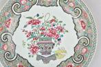 Bord - A VERY FINE CHINESE FAMILLE ROSE PLATE DECORATED WITH, Antiek en Kunst