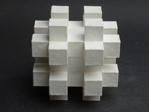 Hans Meeuwsen - 2025 - 47 Witte porseleinen kubus uit de, Antiek en Kunst, Curiosa en Brocante