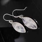 Oorbellen van maansteen of peristeriet van hoge kwaliteit.