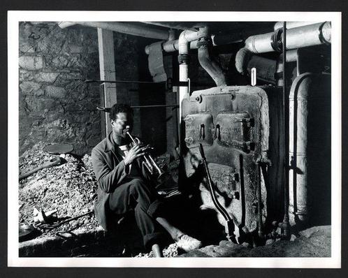 Weegee - Lonesome Tune A man playing the trumpet alone in a, Antiek en Kunst, Kunst | Schilderijen | Modern