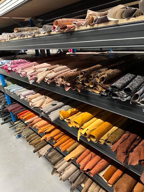 Partij Huiden leer en stukken leer. reststukken leder lappen, Hobby en Vrije tijd, Stoffen en Lappen, 120 cm of meer, 200 cm of meer