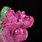 Harmonie van tegenstellingen Sculptuur: Robijn en Zoisiet -