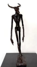 Abdoulaye Derme - sculptuur, Minotaure en marche - 47 cm -