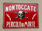 Vintage bord: NIET AANRAKEN. GEVAAR VOOR DE DOOD. -