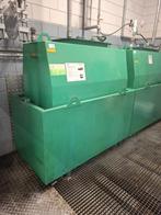 Stalen olietank in lekbak, Nieuw