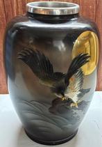 Vaas - Kunstvaas met havik (adelaar) onder de maan — Japanse