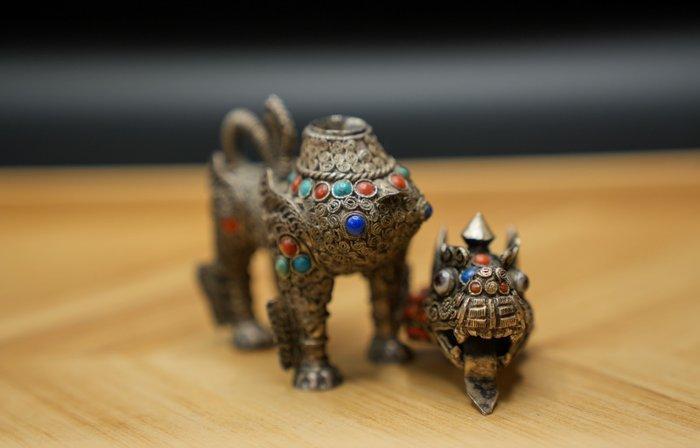 Gepolijste zilveren beeldhouwwerk – Sneeuwleeuw – Nepal –, Antiek en Kunst, Kunst | Niet-Westerse kunst