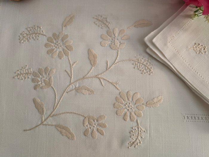 Tovaglia ricamata a mano in misto lino 8 posti ricamo, Antiek en Kunst, Antiek | Kleden en Textiel