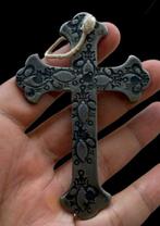 Esoterisch, mysterieus en imposant gotisch kruis van metaal,