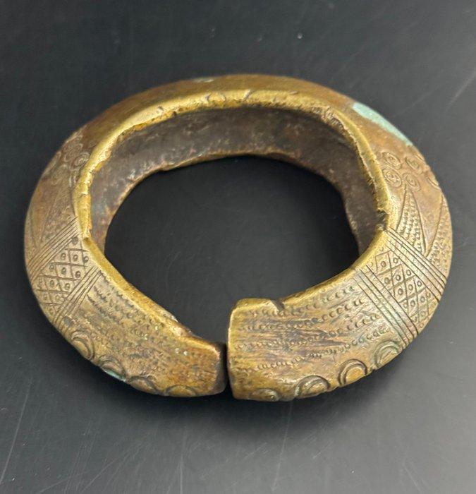 Afrika. Manilla decorata con incisioni 1800. Bracciale a uso, Postzegels en Munten, Munten | Europa | Niet-Euromunten