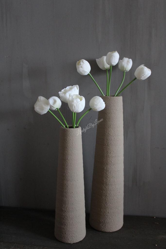 Hoge smalle vaas beige Nori 50 cm, Huis en Inrichting, Woonaccessoires | Vazen, Nieuw, Ophalen of Verzenden