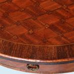Ronde bijzettafel met lade en uitbundig ingelegd blad ca 187, Ophalen of Verzenden