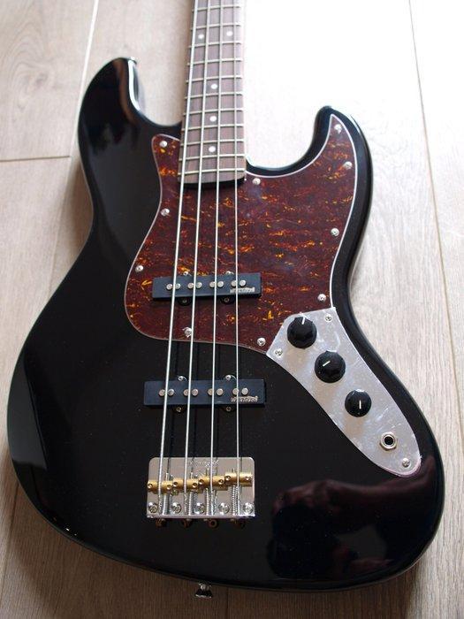 Vintage - VJ74 Black reissued jazzbass model - - Elektrische, Muziek en Instrumenten, Snaarinstrumenten | Gitaren | Akoestisch