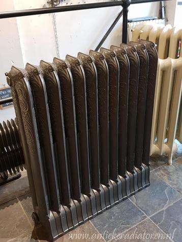 Echte oude gerestaureerde gietijzeren radiatoren beschikbaar voor biedingen