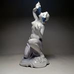 NeuTettau Germany - sculptuur, Semi-Nude Lady Eating Grapes