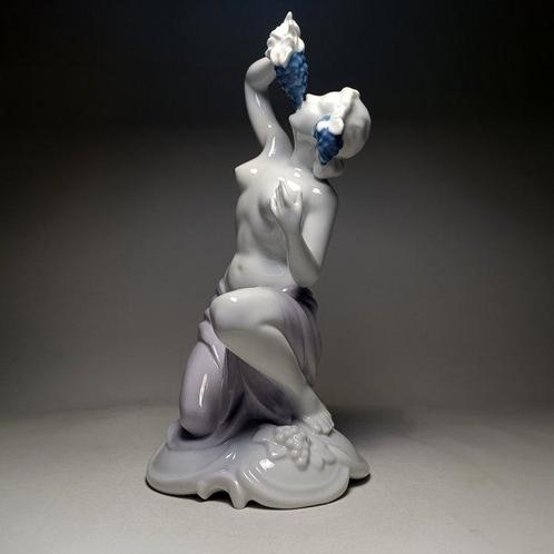 NeuTettau Germany - sculptuur, Semi-Nude Lady Eating Grapes, Antiek en Kunst, Kunst | Designobjecten