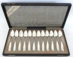 12x Antique silver spoons with Meander motif, in case - .833