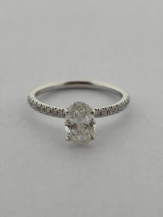 Witgouden solitair ring met ovaal geslepen diamant en bri beschikbaar voor biedingen