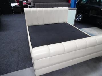 Sale !! Chesterfield Bed 180x200 !!! Showmodel ! Creme leer