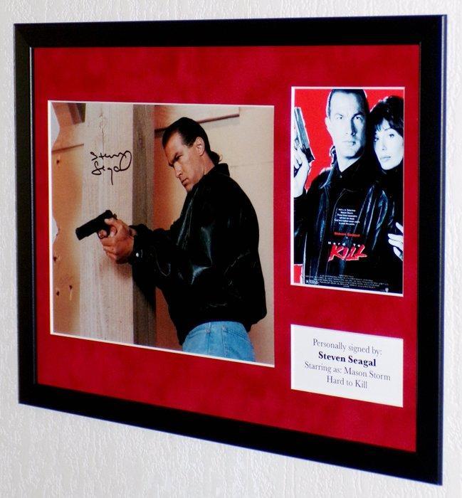 Hard to Kill - Steven Seagal (Mason Storm) Premium Framed,, Verzamelen, Film en Tv