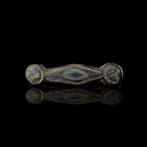 Vroeg-middeleeuws Gelijkarmige speld met blauwe emaille