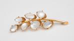18k geelgouden speldbroche bezet met maansteen (ca. 1970), Gebruikt