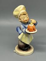 Goebel - M.I. Hummel - Beeld, The little chef presents the