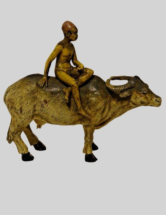 Beeldje - Young Arab riding a cow - Koud geverfd brons, Antiek en Kunst, Antiek | Keramiek en Aardewerk