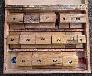 Letterstempels tweetekenklanken, kist 5 (open letters) beschikbaar voor biedingen
