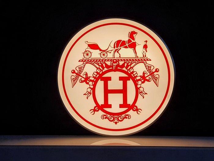 Reclamebord met achtergrondverlichting - Ronde HERMES, Antiek en Kunst, Antiek | Wandborden en Tegels